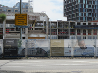 833566 Afbeelding van banners met reclame voor het nieuwbouwproject Zijdebalen langs de David van Mollemstraat te ...